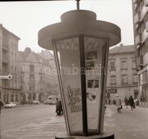 1969 Budapest, a Fővárosi Moziüzemi Vállalat hirdető oszlopai, plakáthelyei, kirakatai, ahol az új f...