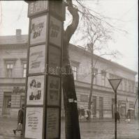 1969 Budapest, a Fővárosi Moziüzemi Vállalat hirdető oszlopai, plakáthelyei, kirakatai, ahol az új f...