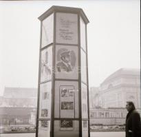 1969 Budapest, a Fővárosi Moziüzemi Vállalat hirdető oszlopai, plakáthelyei, kirakatai, ahol az új f...
