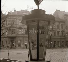 1969 Budapest, a Fővárosi Moziüzemi Vállalat hirdető oszlopai, plakáthelyei, kirakatai, ahol az új f...