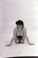 cca 1972 Műtermi aktfotó sorozat, 32 db vintage negatív, 24x36 mm