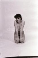cca 1972 Műtermi aktfotó sorozat, 32 db vintage negatív, 24x36 mm
