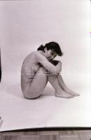 cca 1972 Műtermi aktfotó sorozat, 32 db vintage negatív, 24x36 mm