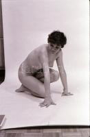 cca 1972 Műtermi aktfotó sorozat, 32 db vintage negatív, 24x36 mm