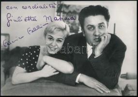 Federico Fellini (1920-1993) filmrendező  és Giulietta Masina (1921-1994) színésznő dedikált fotólapja, 10x15 cm / Autograph signature of Federico Fellini and Giulietta Masina, 10x15 cm