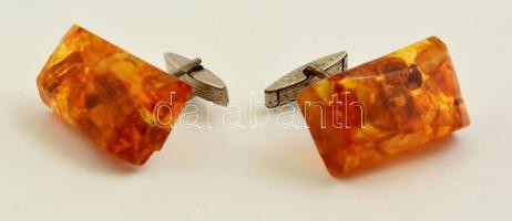 Borostyán mandzsettagomb párban, kissé rozsdás fém résszel