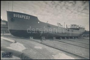1934 A Budapest tengerjáró hajó vízre bocsájtása. Újpest, Ganz gyár. Eredeti fotó 21x14 cm