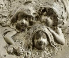 Angyalkákat ábrázoló fém falikép fa alapon, 21,5x15 cm