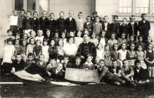 12 db RÉGI osztály tablókép és fürdőző csoportkép, fotó képeslapok / 12 pre-1945 photo postcards of ...