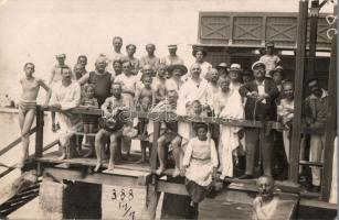 12 db RÉGI osztály tablókép és fürdőző csoportkép, fotó képeslapok / 12 pre-1945 photo postcards of ...