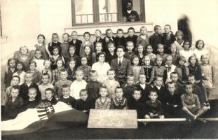 12 db RÉGI osztály tablókép és fürdőző csoportkép, fotó képeslapok / 12 pre-1945 photo postcards of ...