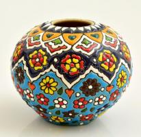 Díszes virágmintás modern perzsa kerámia gömbváza, kézzel festett, jelzett (Honarkade-ye Ârâmesh), hibátlan, d: 10 cm