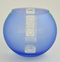 Llesquetes színes üveg váza, csiszolt, jelzett (matricás) m: 17 cm