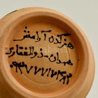 Díszes virágmintás modern perzsa kerámia kisváza, kézzel festett, jelzett (Honarkade-ye Ârâmesh, Ham...