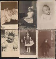 cca 1920-1930 Gyerekeket ábrázoló fotólapok, 10 db, 14x9 cm