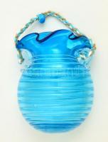 Kék színű szálhúzott szakított fali üvegváza, gyöngyös akasztóval, apró hibával, m: 17 cm