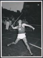 cca 1955 Janusz Sidlo lengyel gerelyhajító, hátoldalán feliratozva, 18x13 cm / Janusz Sidlo Polish javelin thrower, 18x13 cm