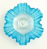 Kék színű fodros peremű részben szálhúzott üveg kínáló, szakított, jelzés nélkül, hibátlan, d: 21 cm