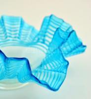 Kék színű fodros peremű részben szálhúzott üveg kínáló, szakított, jelzés nélkül, hibátlan, d: 21 cm