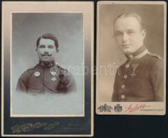 cca 1900 Osztrák-magyar katonatisztek műtermi fotója, kitüntetésekkel, 11x7 és 13x9 cm