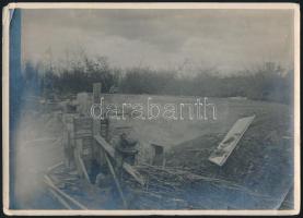 cca 1914-1918 Fedezék építése, fotó kis szakadással, felületén törésnyomokkal, 12,5x18 cm