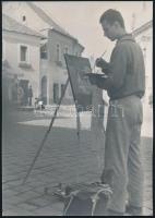 Fiatal képzőművész kellékekkel (Szentendre) - jelzés nélküli fotó Juventus jeligével, 24x17 cm