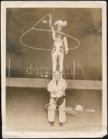 cca 1940 USA, Artisták lasszókkal, Roberts fotó, felületén törésnyomokkal, 26x20 cm