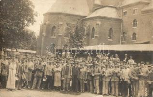 7 db RÉGI fotó képeslap, osztály csoportképek, katonák, gyári munkások, vegyes minőség / 7 pre-1945 ...