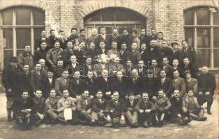 7 db RÉGI fotó képeslap, osztály csoportképek, katonák, gyári munkások, vegyes minőség / 7 pre-1945 ...