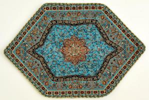 Kisméretű modern perzsa asztalterítő, ezüstszálas díszítéssel, 47×31,5 cm