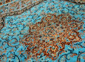 Kisméretű modern perzsa asztalterítő, ezüstszálas díszítéssel, 47×31,5 cm