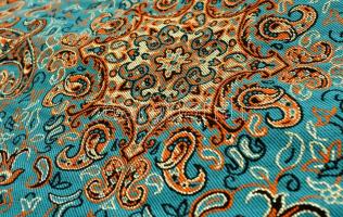 Kisméretű modern perzsa asztalterítő, ezüstszálas díszítéssel, 44,5×30 cm