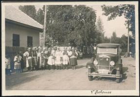 cca 1927 Praga típusú automobil, népviseletbe öltözött asszonyok, kartonra kasírozva, 10x15 cm