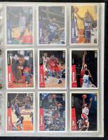 179 darabos kosárlabda kártya gyűjtemény, nagyrészt kosaras kártyák, néhány egyéb gyűrűs berakóban