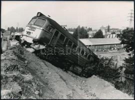 1984 Az M62 256 psz. mozdony balesete Ferencváros Keleti rendező pu. gurítójánál, fotó, 13×18 cm