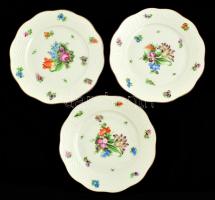 3 db Herendi virágmintás tányér, kézzel festettek, jelzettek (koronás), nagyon apró kopásokkal, d: 19 cm