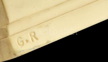 G R. jelzéssel: Liszt Ferenc zeneszerző alabástrom büsztje. 15 cm