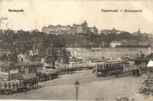 Budapest V. Dunai pesti rakpart háttérben a Királyi várral, villamos, hordószállító szekerek, Kalodont fogkrém reklám (Rb)
