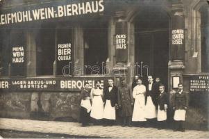 Vienna, Wien; Wein und Bierhaus, Lager Abzug und Bayrisch Bierquelle / beer hall, waiters and waitresses. photo (EK)