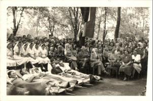 1944 Második világháborús szabadtéri ünnepség, sérült katonákkal és nővérekkel / WWII Hungarian military, celebration with injured soldiers and nurses, photo