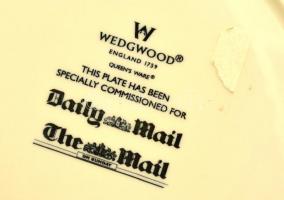 2002 Erzsébet királynő uralkodásának arany jubileuma. Wedgewood limitált szériás porcelán dísztányér...