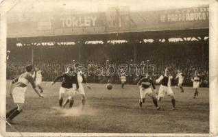1925 FTC-Slavia labdarúgó mérközés a Fradi pályán. Kohut Vilmos szökteti a csatársort / Hungarian football match, photo (EB)