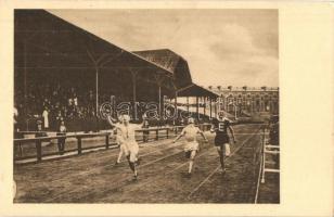 1913 K.A.O.E. verseny, Rákos győz 100 yardon; Weinreb, Rákos, Boros, Schubert; kiadja a Klasszikus Pillanatok Vállalat / Hungarian athlets, runners