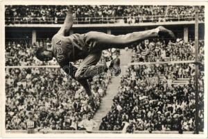 1936 Berlin, Olympische Spiele. Der Olympiasieger im Hochsprung, Cornelius Johnson / Summer Olympics in Berlin. high jumping