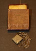 Ezüstlánc medállal Árvainé dobozában