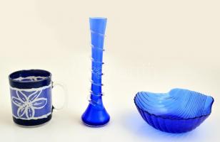 Vegyes üveg tétel, 3 db, bögre, vázácska, tálka, a váza tetején apró lepattanásokkal, m: 9 cm, d: 8 cm, m: 20 cm, m: 4,5 cm, d: 15 cm.