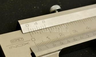 Somet tolómérő, saját tokjában, a zipzár javításra szorul, h: 35 cm