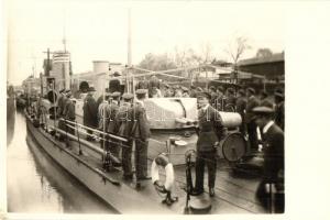 1924 SMS Szeged őrnaszád (monitorhajó) legénysége és tisztjei a fedélzeten, ünnepség. Dunai Flottilla / Donau-Flottille / Hungarian Danube Fleet river guard ships officers and crew on the board. photo