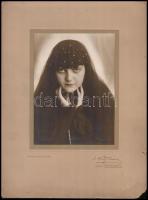 cca 1910 Gerőffy Elisabeth táncosnő művészi fotója, Jelzett fotó Egy bécsi műteremből 16x23 cm kartonra ragasztva