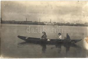 1915 Budapest (?), csónakázó kirándulók. Hatschek Emil photo (EK)